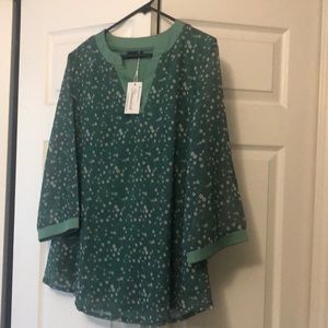 New woman’s very nice shirt never worn the size is too big for me